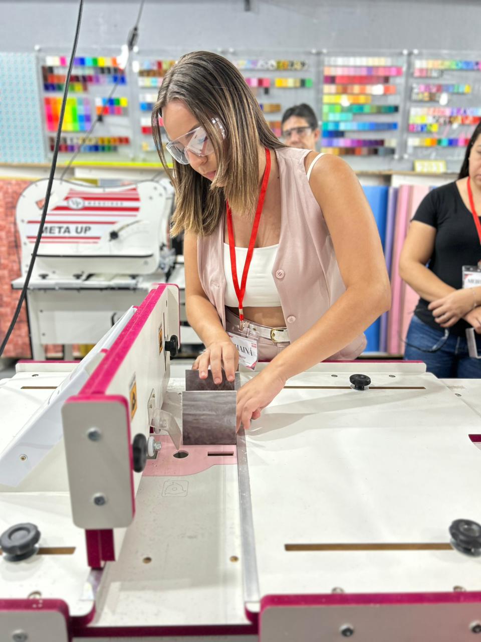 Participante operando a mesa da META UP com peça de acrílico apoiada na régua