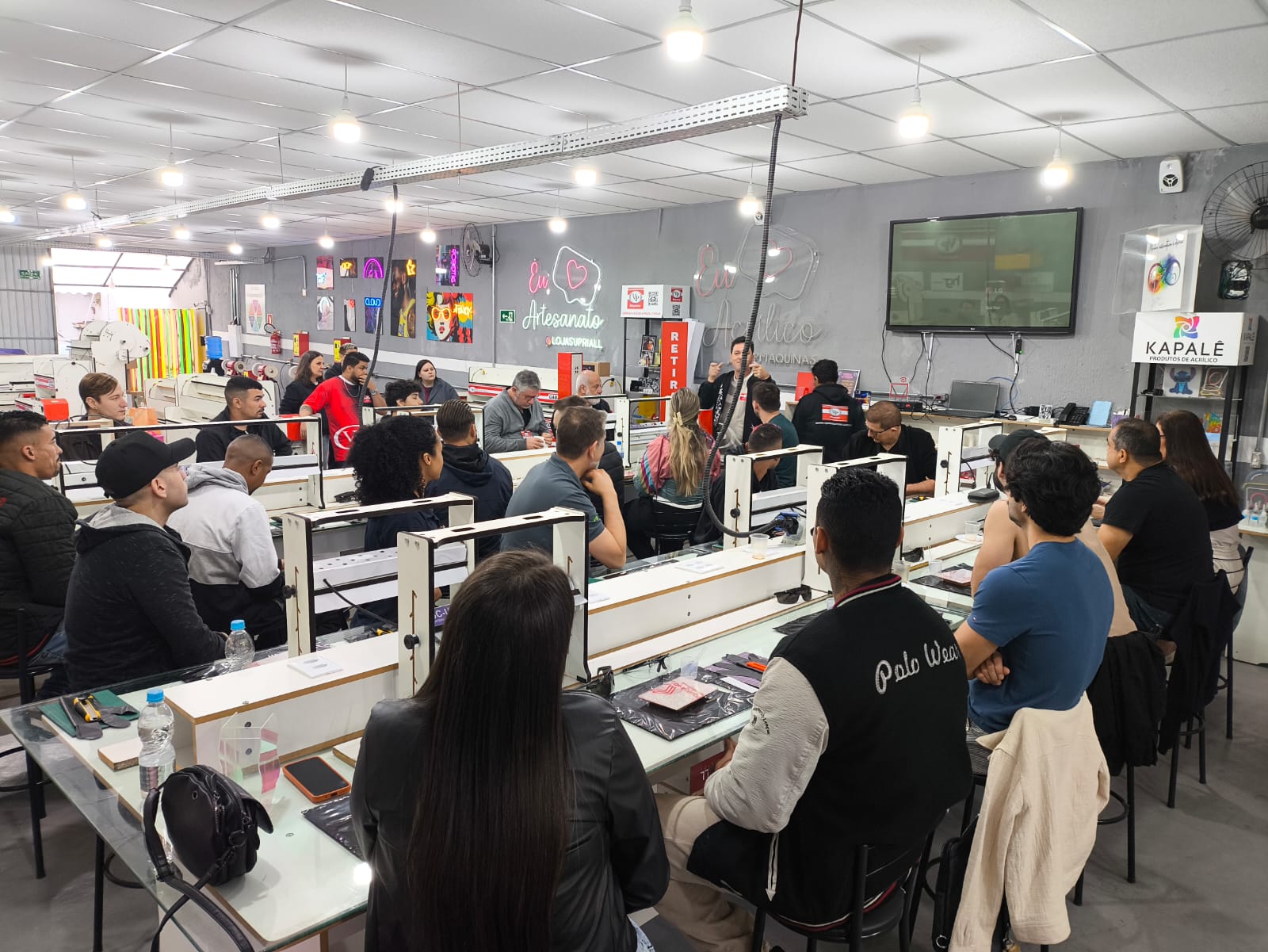 Turma do workshop presencial da VP Máquinas acompanhando uma aula prática entre dobradeiras e bancadas