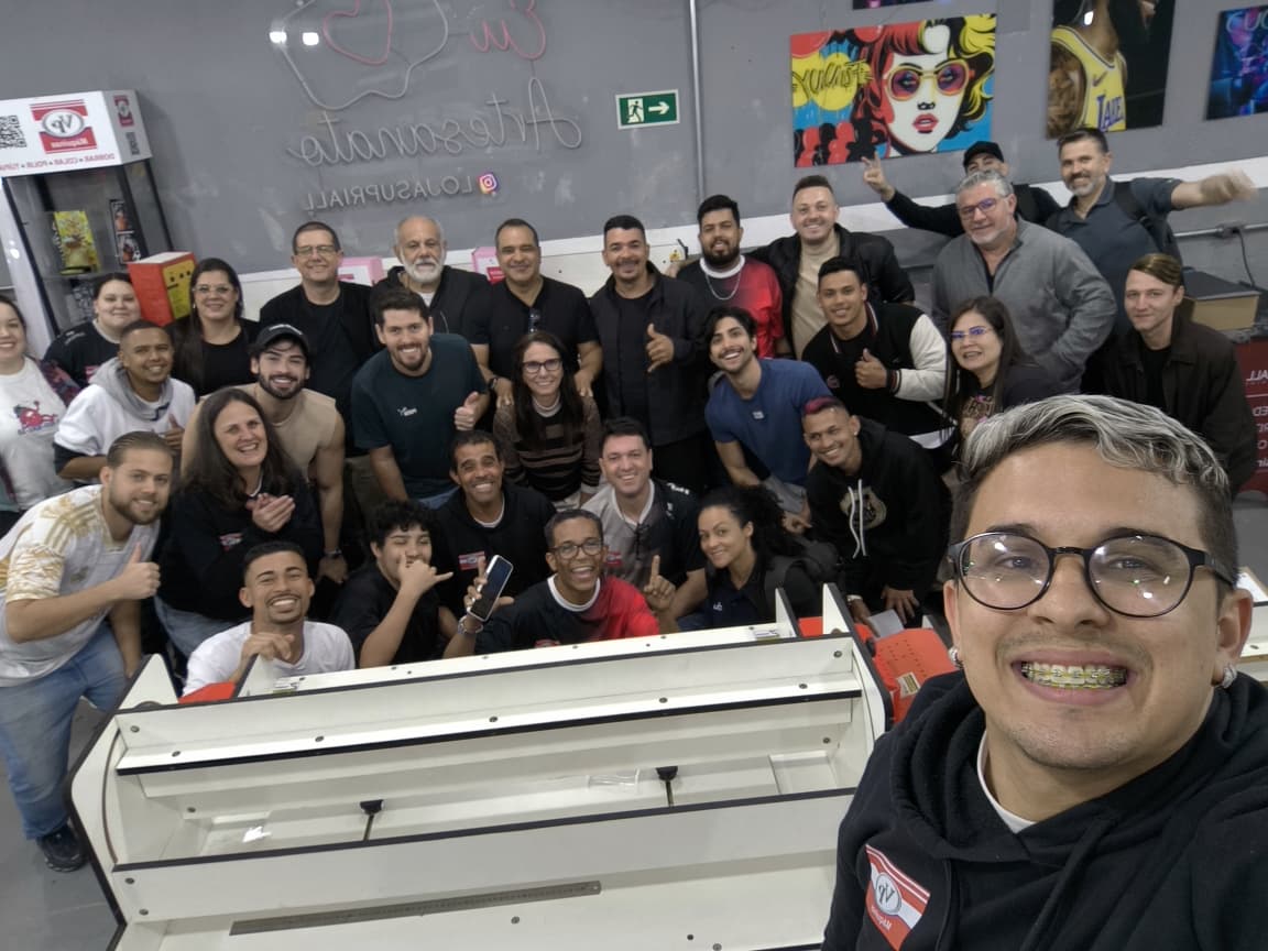 Foto da turma completa do workshop presencial da VP Máquinas reunida ao redor de uma dobradeira